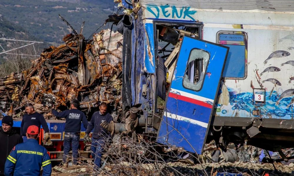 Τέμπη: Επιφυλάξεις και αμφισβητήσεις για τη μήνυση κατά του εφέτη ανακριτή από δικηγόρο συγγενών θυμάτων